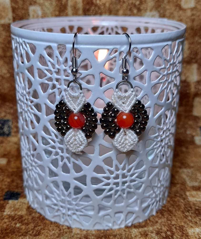 Ecru macramé earrings with red sardonyx and Miyuki beads