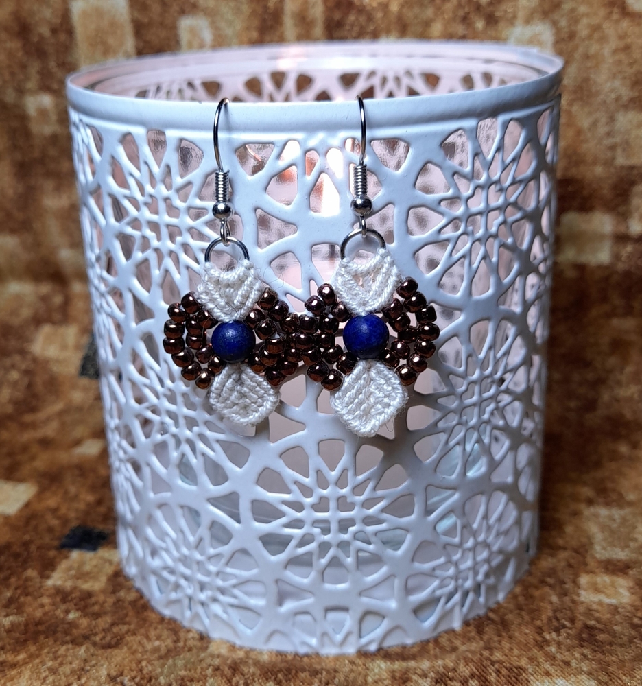 Ecru macramé earrings with lapis lazuli and Miyuki beads